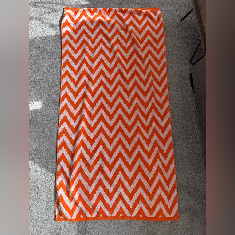 Vintage bath towel 
Orange & white chevron pattern